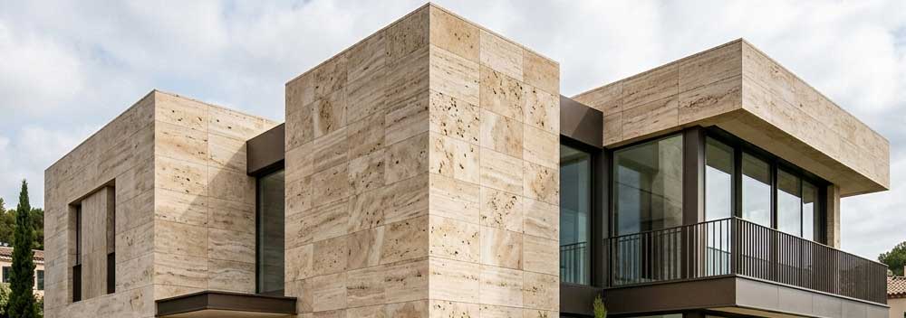 Фасад из травертина